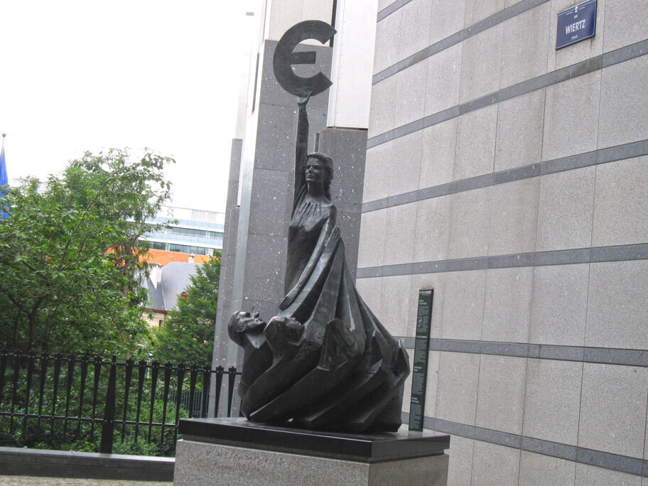 欧州議会の建物前にある銅像