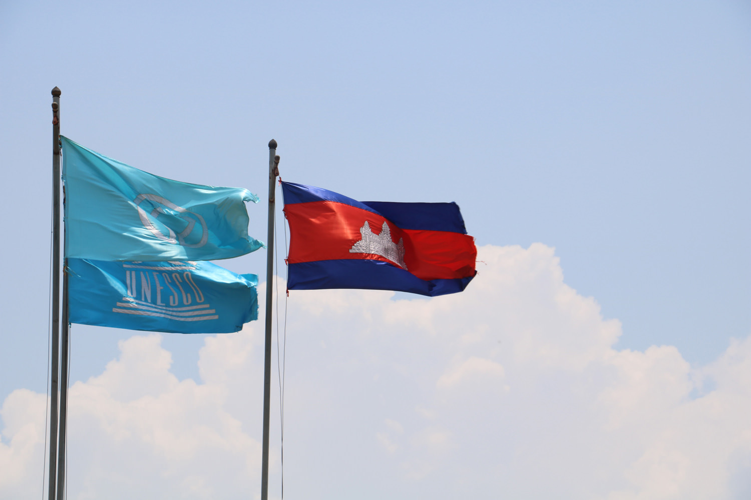 カンボジアの国旗とユネスコの旗