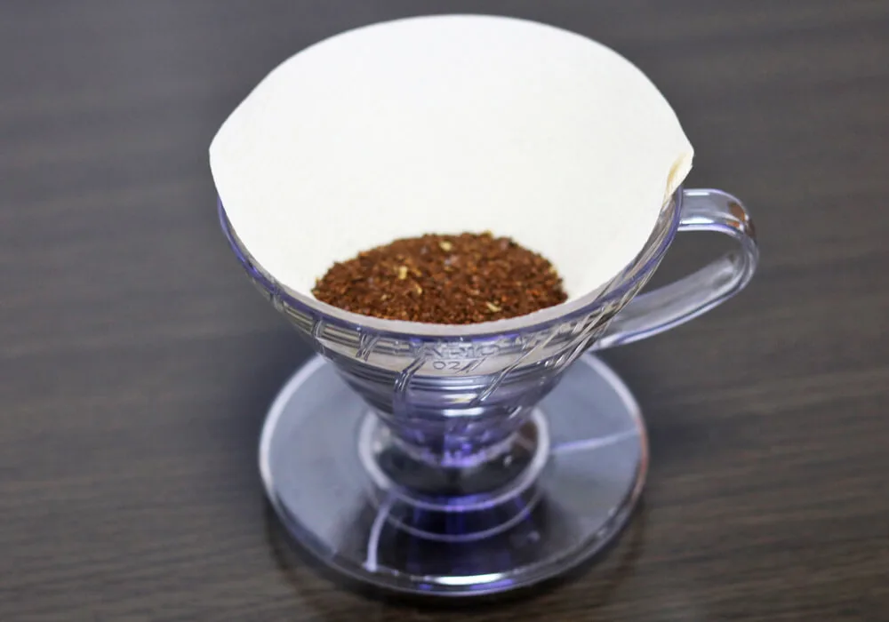 ハリオのV60透過コーヒードリッパーにセットしたペーパーフィルターにコーヒー粉