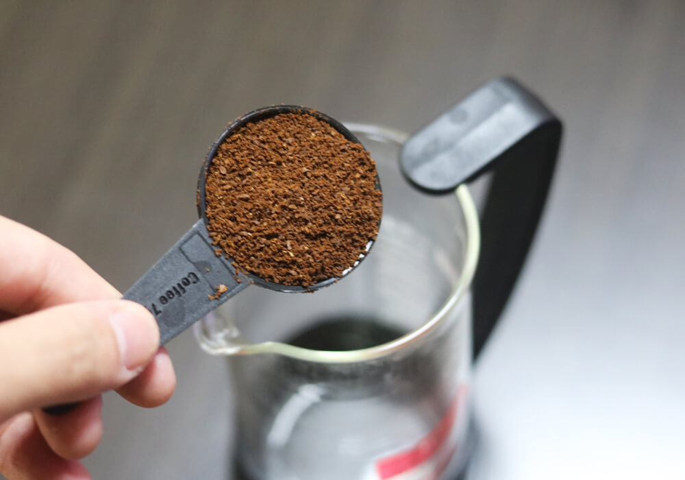コーヒー豆をフレンチプレスの容器に入れる
