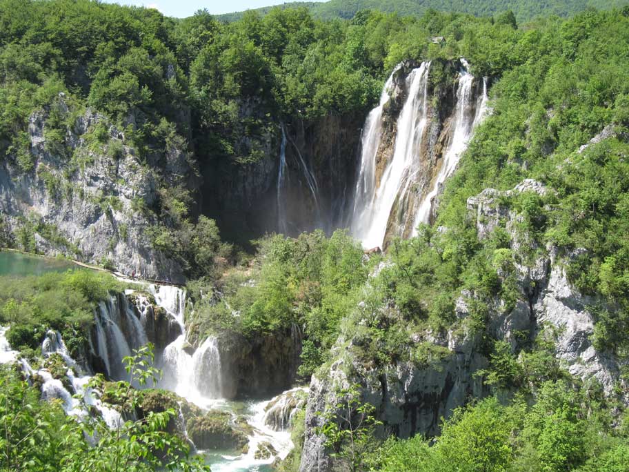 プリトヴィツェ湖群国立公園,広大な森と大小16の湖と92の滝