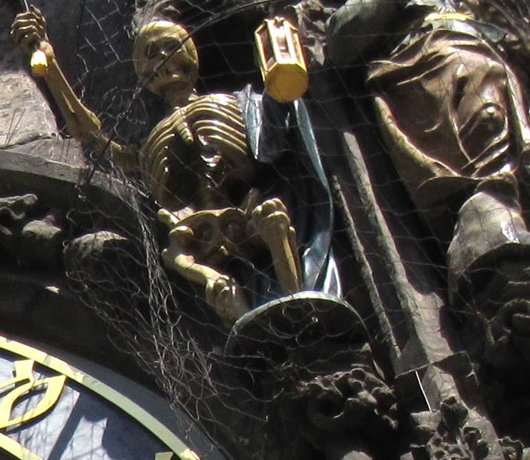 プラハの天文時計の彫像