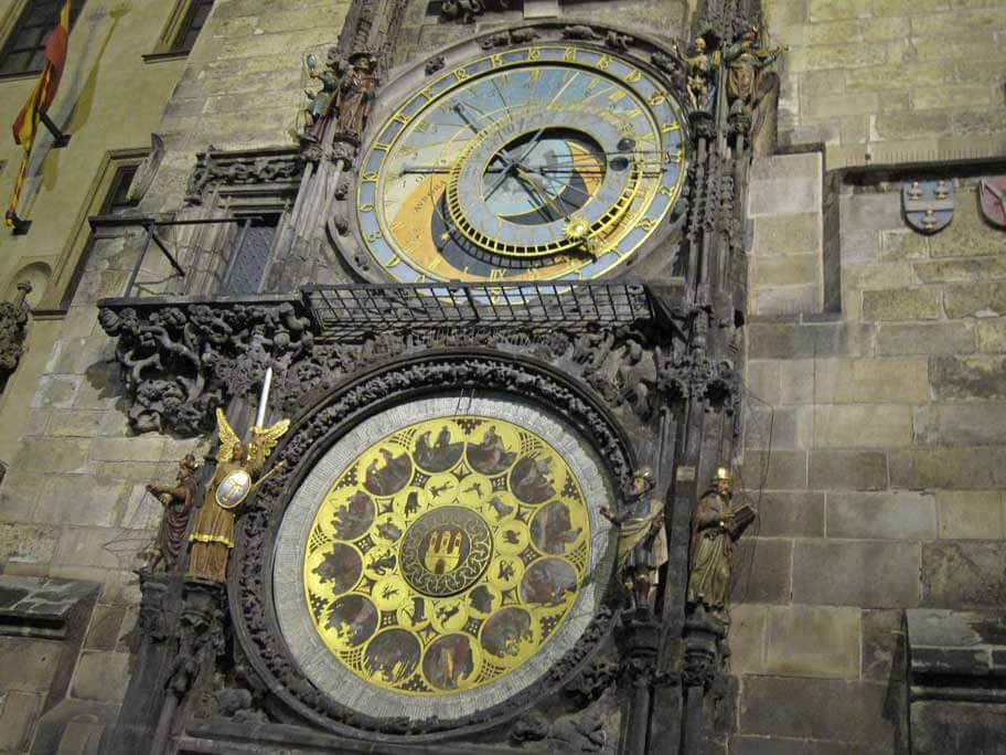 夜のプラハの天文時計