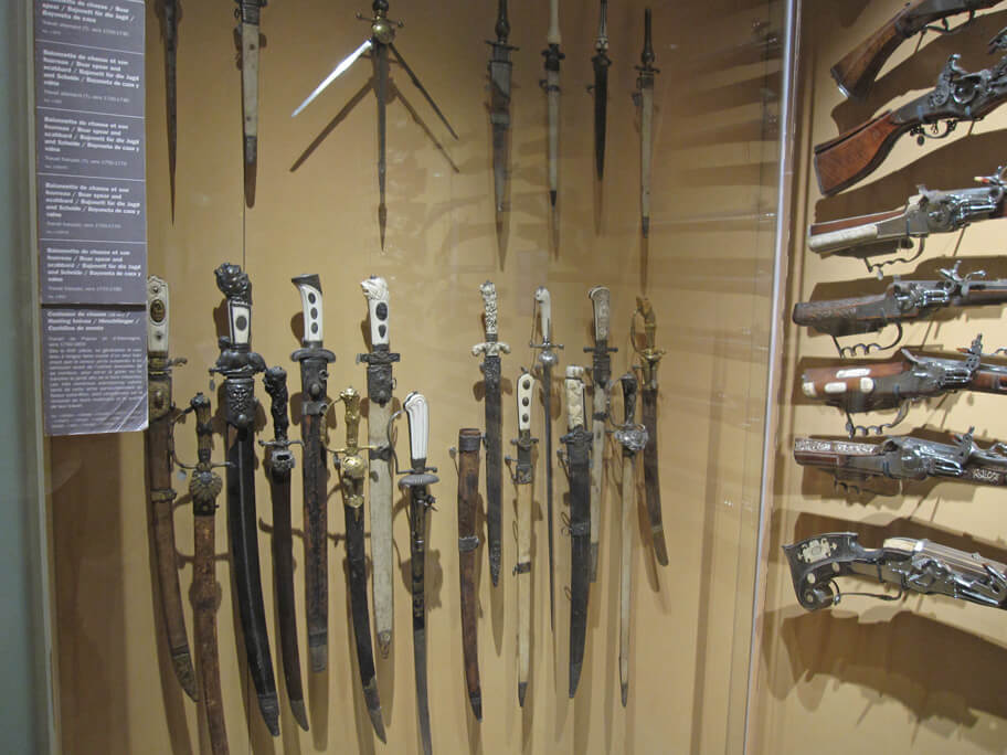 アンヴァリッドの軍事博物館に展示されている剣と銃