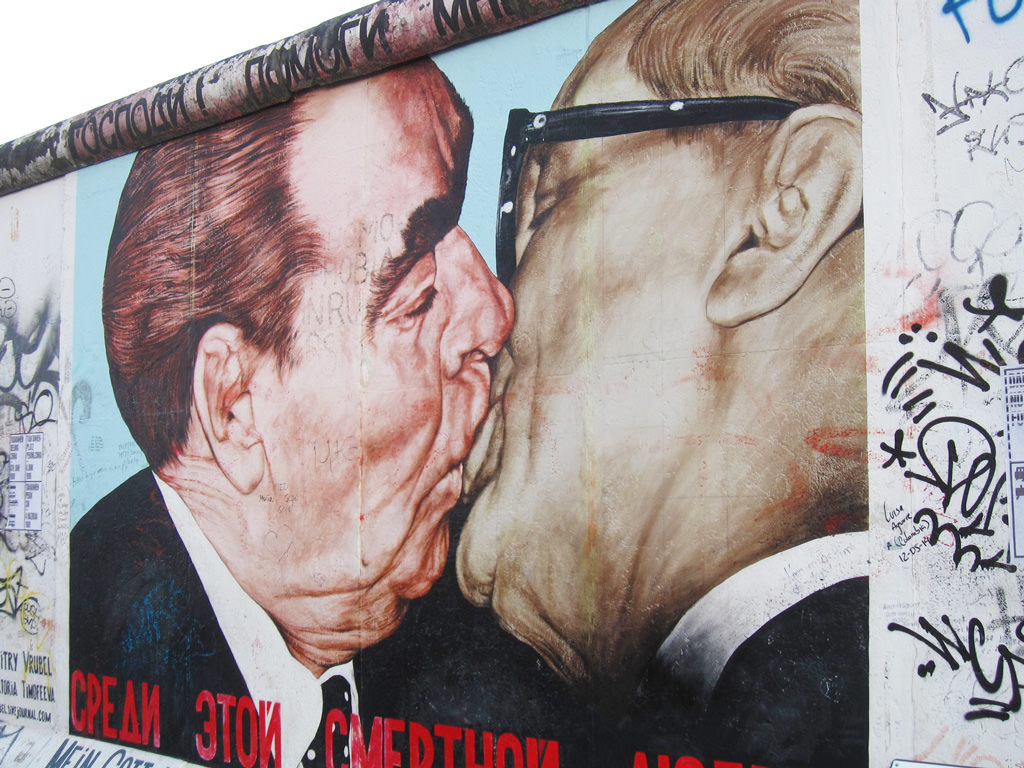 イーストサイドギャラリー,ベルリンの壁,独裁者のキス