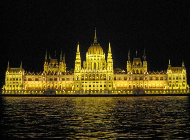 ハンガリーのブダペストにある国会議事堂が夜になると綺麗すぎた Kubogen