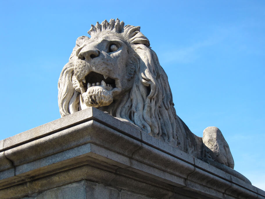 くさり橋にあるライオン像