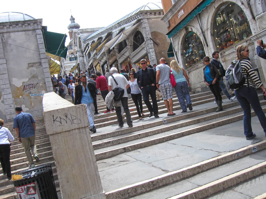 ベネチアの橋と観光客
