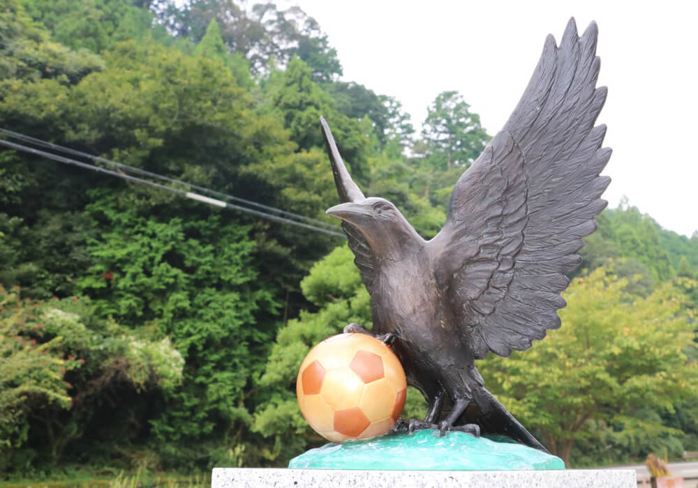 サッカー日本代表のシンボルマークは熊野の神様の使い「八咫烏」 | KUBOGEN