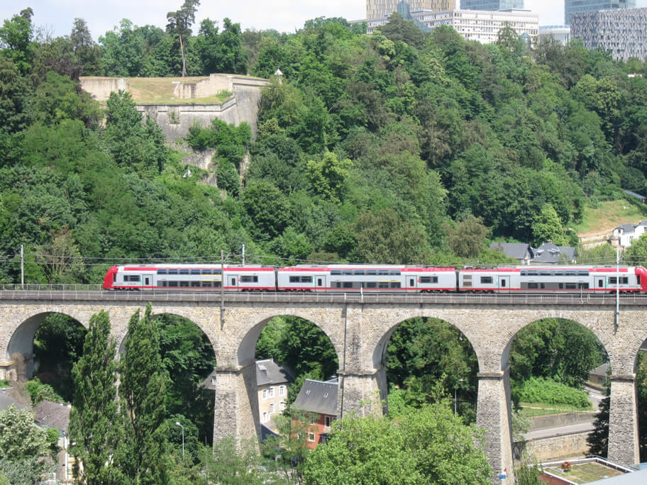 ルクセンブルクの鉄橋を走る電車