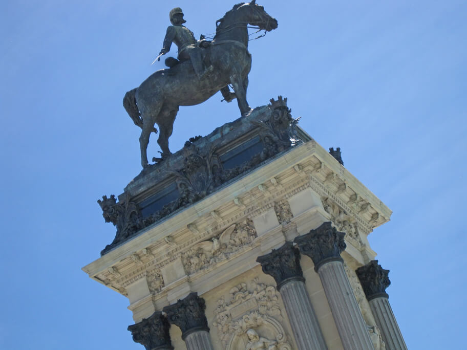 レティーロ公園にあるアルフォンソ12世の騎馬像