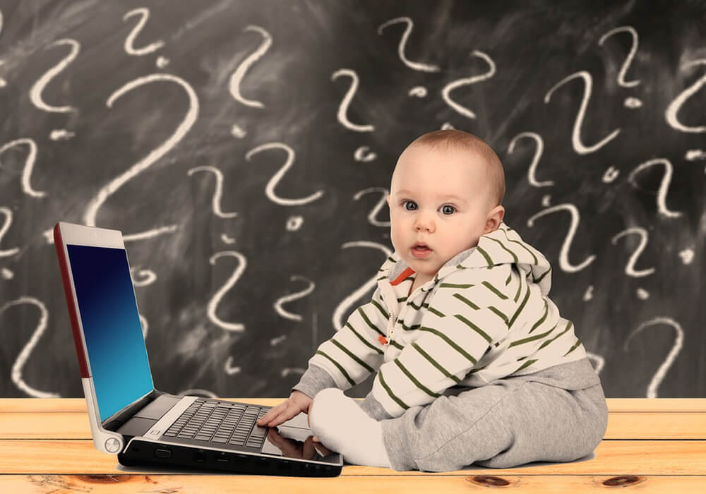 パソコンを使う赤ちゃん