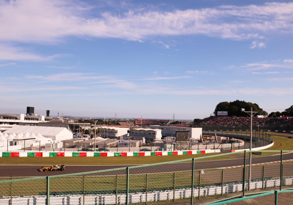 F1日本グランプリが行われた鈴鹿サーキットの観客席からのコース眺め