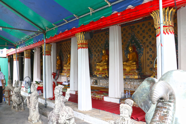 ワット・アルン本堂に並べられた仏像